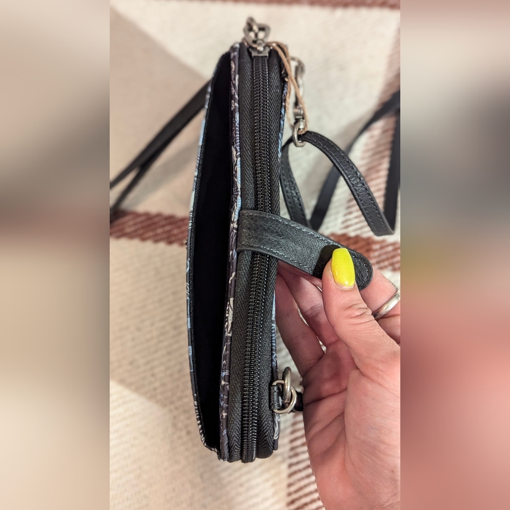 NWOT wristlet with cross body detachable strap - Picture 3 of 14